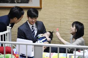 Ohtani cheers up boy at Osaka hospital