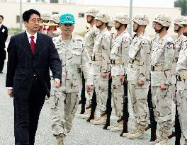 Abe meets ASDF troops in Kuwait