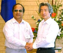 Nauru's President Scotty meets with Koizumi