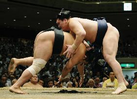 Hakuho reclaims share of lead at autumn sumo