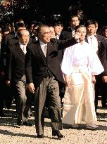 Obuchi, cabinet ministers visit Ise Shrine