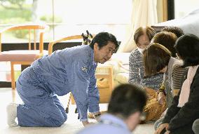Abe visits quake-hit Kumamoto