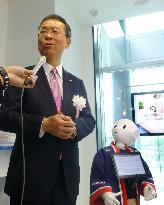 Mizuho Bank chief, Pepper humanoid robot meet with reporters