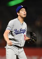 Baseball: Lengthy rain delay in Giants-Dodgers game