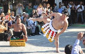 Sumo: Kisenosato performs ring-entering ritual