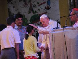 Pope preaches harmony in Bangladesh