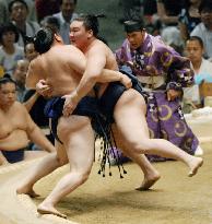 Hakuho all smiles on yokozuna debut in Nagoya sumo tourney