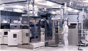 Toshiba begins production of new LCDs