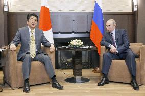 Abe meets Putin to advance Japan-Russia territorial talks