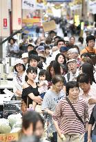 People queue for free tasting of extremely pricey grapes