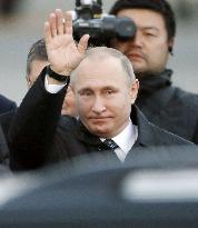 Putin arrives in Japan for summit with Abe