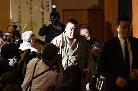 Sumo: Grand champion Harumafuji retires