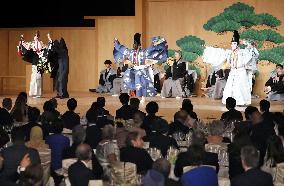 Abe hosts banquet for foreign guests after imperial ceremony