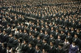 (2)800,000 join workforce, welcomed at initiation ceremonies