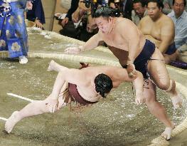 Chiyotaikai still unbeaten at summer sumo tournament