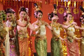 Dancers demonstrate traditional Thai dance at Aichi Expo
