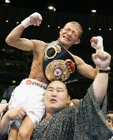 Kameda wins WBA light flyweight crown in split decision