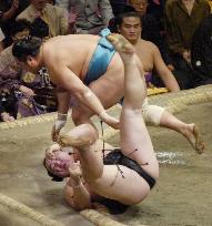 Asashoryu suffers second loss at Autumn sumo