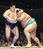 Musashimaru still perfect at summer sumo tournament