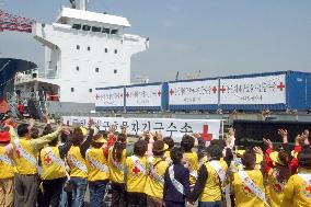 (2)S. Korea ships relief supplies for N. Korean train victims