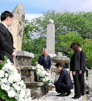 Abe visits cemetery for Japanese who died in Hawaii