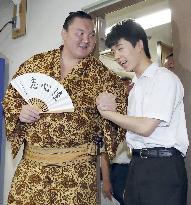 Shogi star Fujii meets with yokozuna Hakuho