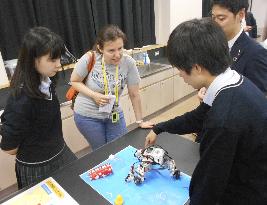 Foreign reporters' visit to Osaka robot club