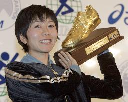 Noguchi honored as best marathon runner of 2004