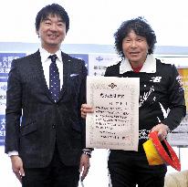 Comedian Hazama receives award for marathon journey