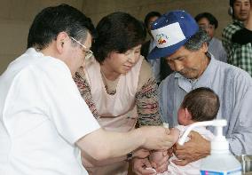 Soga helps doctor during vaccination