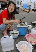 Stricken Niigata town still out of water 1 week after quake