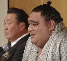 (1)Musashimaru announces retirement