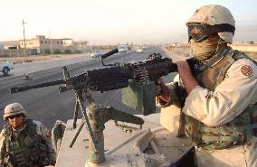 (1)U.S. soldiers keep watch against attacks in Baghdad