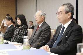 Panel to summon 16 experts to mull emperor's possible abdication