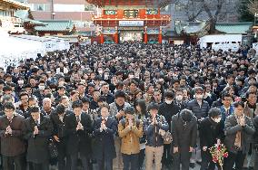 Businessmen visit Tokyo shrine on 1st business day of year