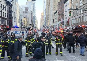 4 injured after pipe bomb explodes near Times Square