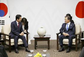 Abe, Moon talk in Pyeongchang