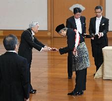 Mahathir receives top award in Japan