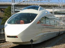(1)Odakyu Electric Railway offers trial run of new limited expre