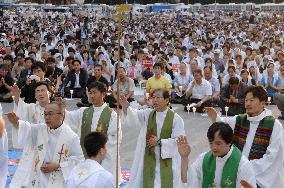 Catholic priests join protest against U.S. beef imports