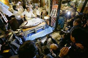 Bluefin tuna auctioned for 14 mil. yen