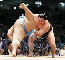Sumo: Hakuho returns to winning ways in Nagoya