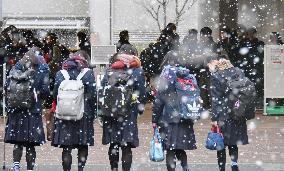 Unified college exams begin across Japan amid heavy snow