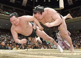 Sumo: Hakuho keeps share of lead