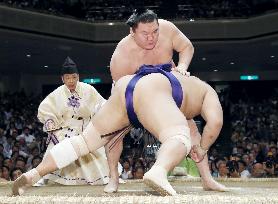 Sumo: Hakuho stays in charge to move closer to 38th career title