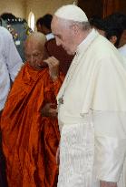Pope meets top Myanmar Buddhist monk