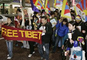 300 stage candlelight march in Tokyo for peace in Tibet