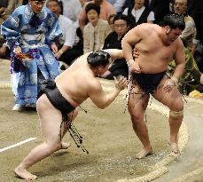 Asashoryu remains one behind co-leaders at summer sumo