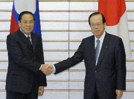 Laotian President Choummaly talks with Prime Minister Fukuda
