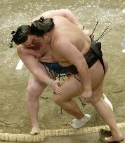 Hakuho marches on, Tochi falls again at summer sumo